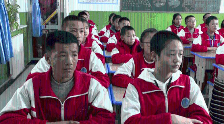 女子开车遭遇司机插队,过路男子秒变“判官”。“都在排队就你插队,谁惯得臭毛病”